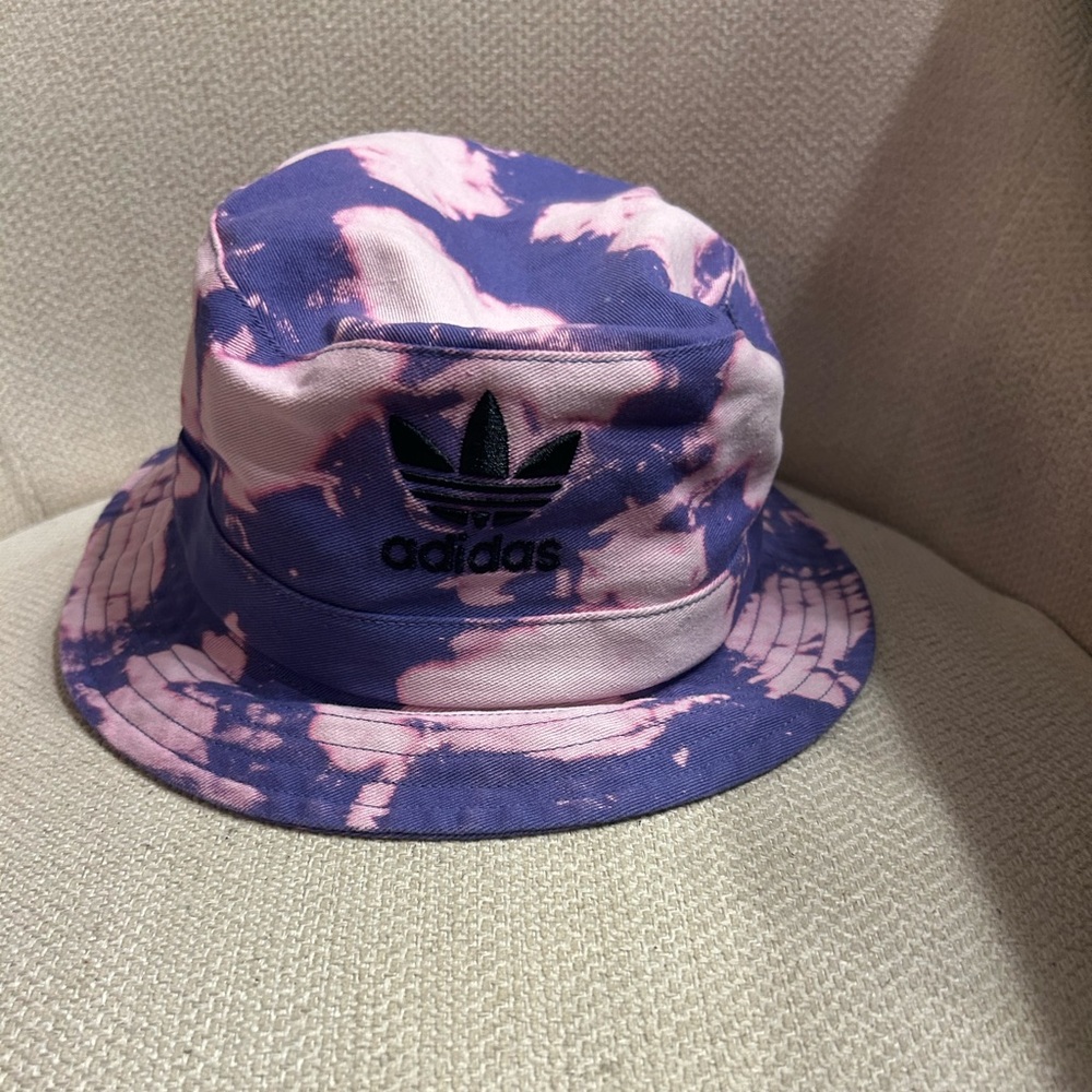 Adidas bucket hat